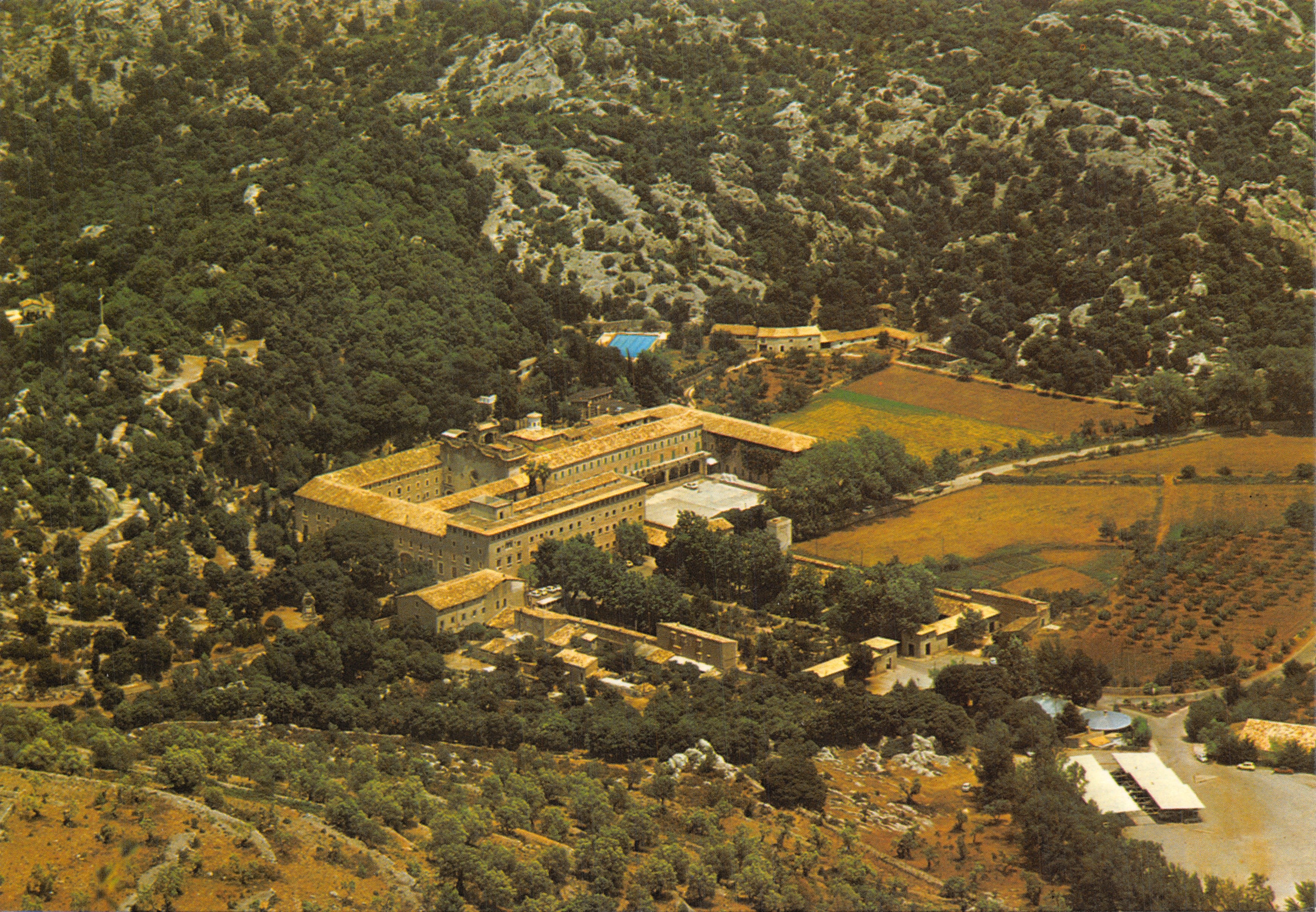 Sanctuaire de Lluc — vue aérienne du complexe monastique — éditeur Volooperador