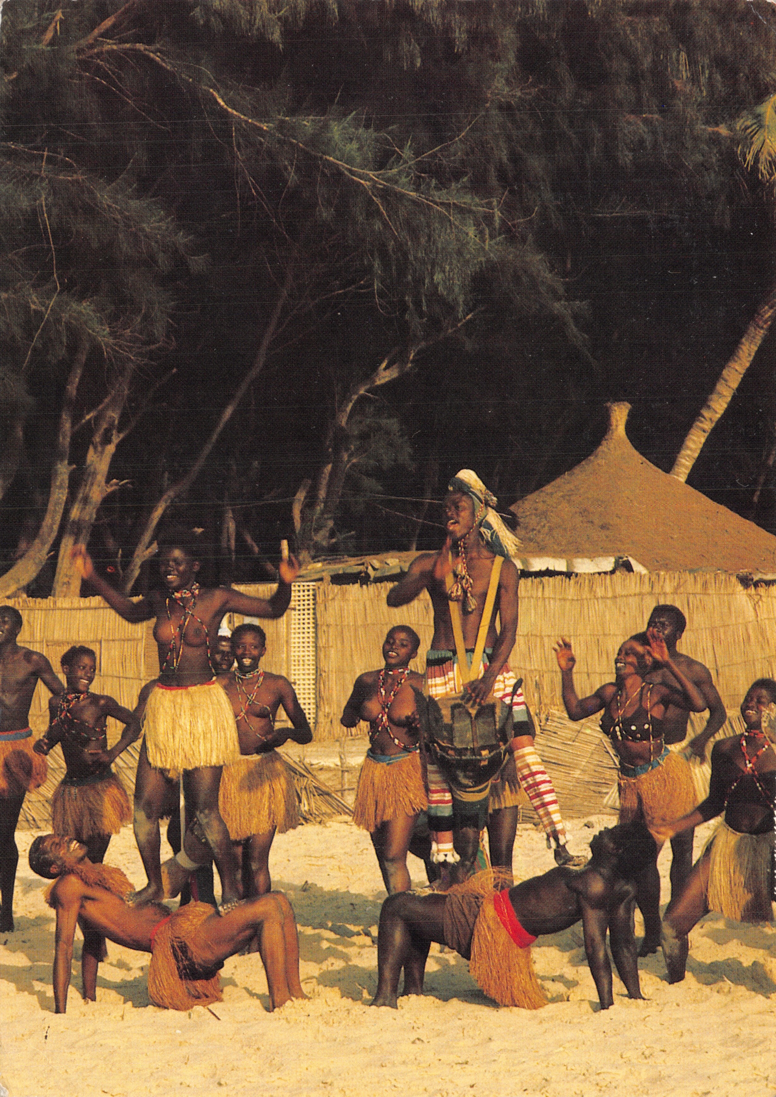 Danse folklorique sénégalaise — scène de plage avec hutte en roseaux — éditeur A.D.P. - B.P. 374 - DAKAR