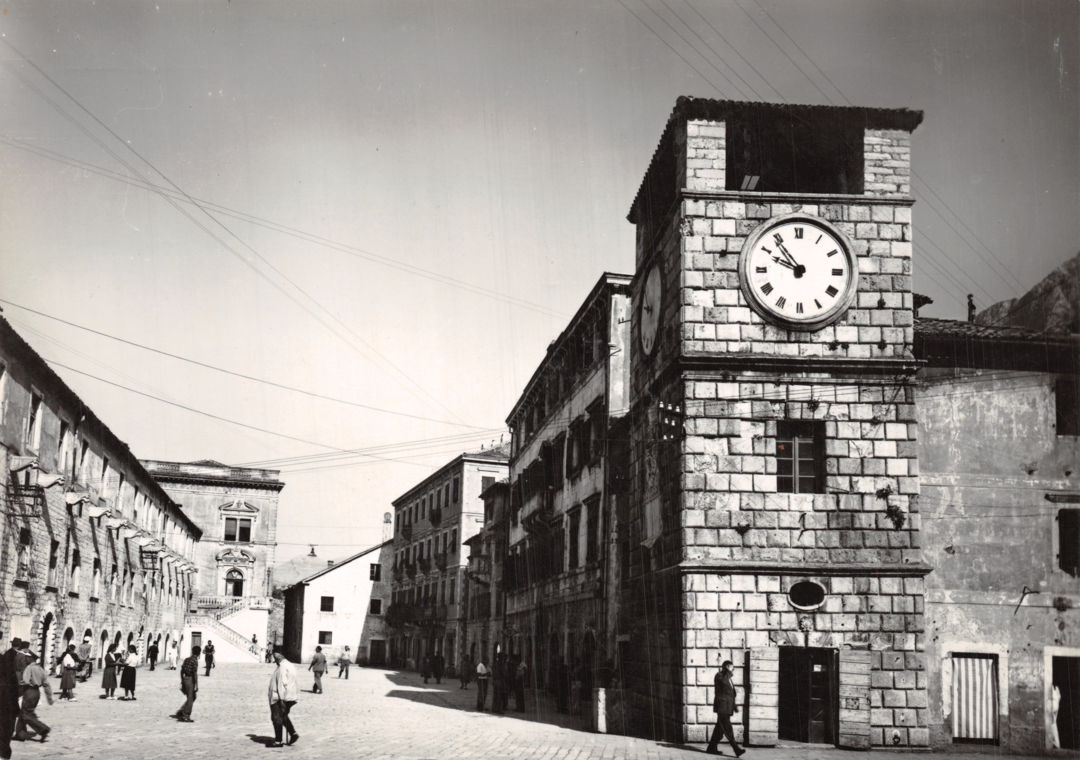 Place centrale avec tour d'horloge — éditeur Knjižara „Kultura“, Kotor, série 55-1