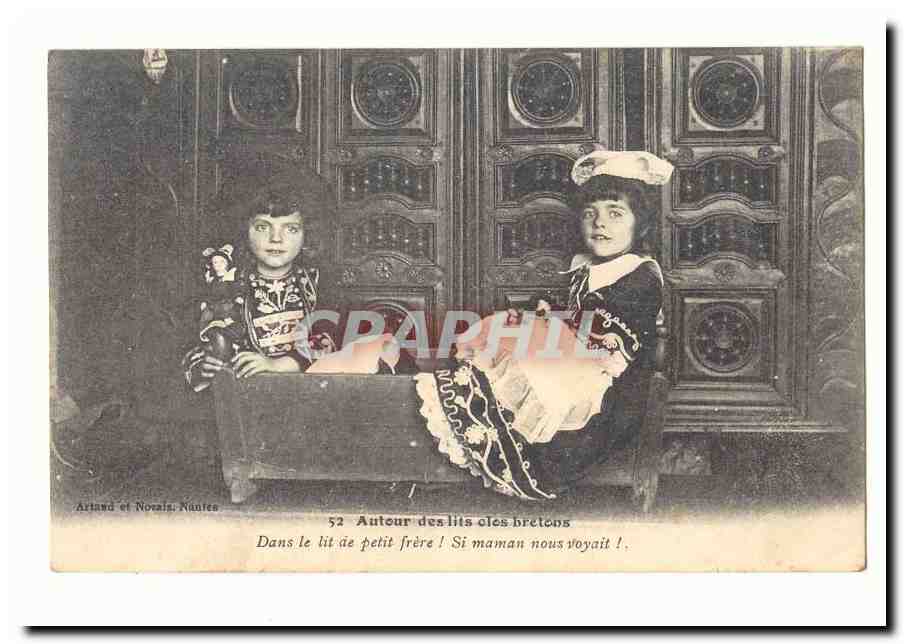 CPA Autour des lits clos bretons Dans un lit de petit frere ! Si maman nous voyait ! (enfants)