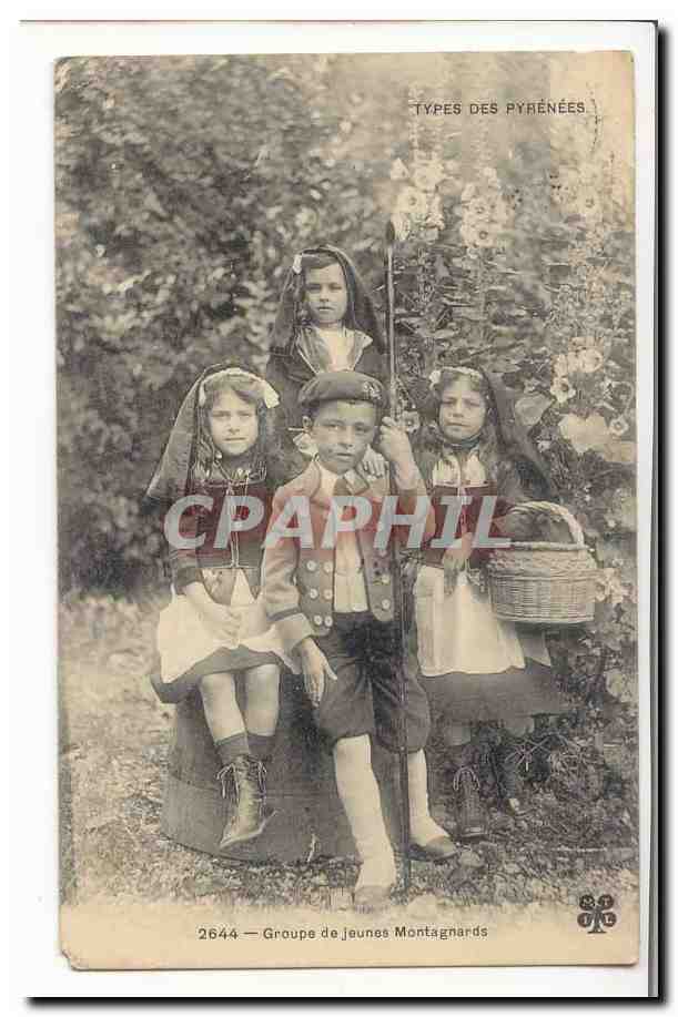 CPA Type des Pyrenees CPA Groupe de jeunes Montagnards (enfants)