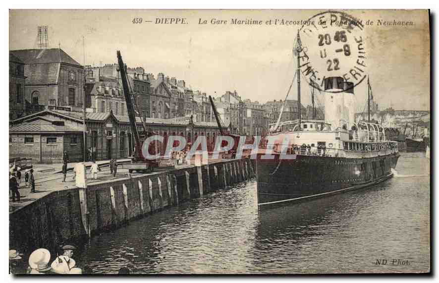 CPA Dieppe la Gare Maritime et l'Accostage du Paquebot de Newhaven Bateau