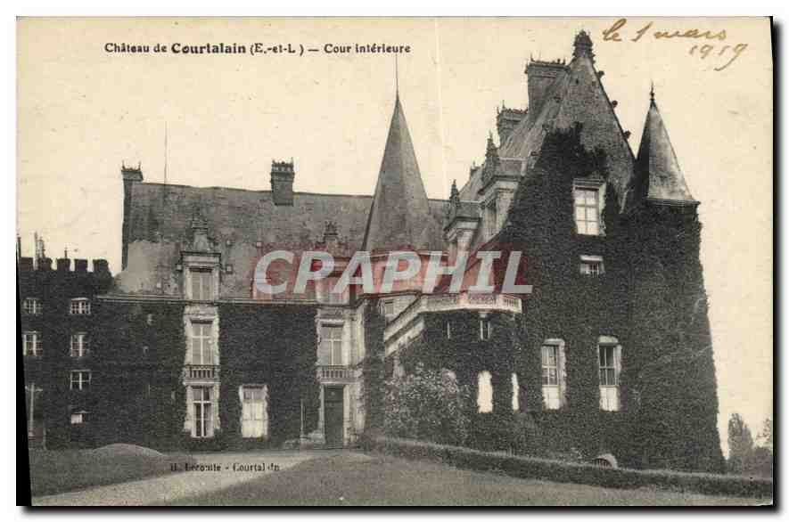 Château de Courlalain (E.-et-L.) — Cour intérieure — H. Bérouste - Courlalain