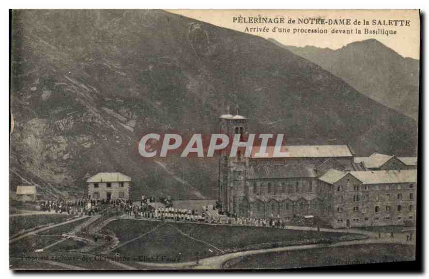 Pilgerreise zu Notre-Dame de la Salette — Ankunft einer Prozession vor der Basilika — Exklusiv von Éditions du Château d'Azur