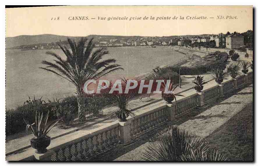 CANNES — Vue générale prise de la pointe de la Croisette — ND Phot.