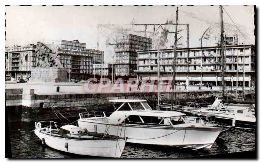 CPA Le Havre Yachts a quai dans le Bassin du Commerce la place Gambetta et le Monument aux Morts 