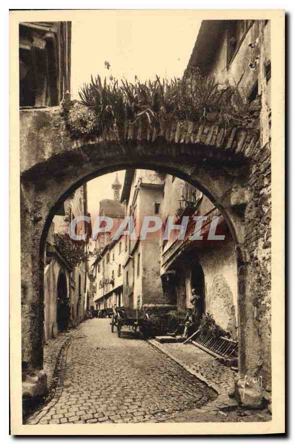 View of a covered passage in Riquewihr — Haut-Rhin — Éditions d'Art 'La Douce France'