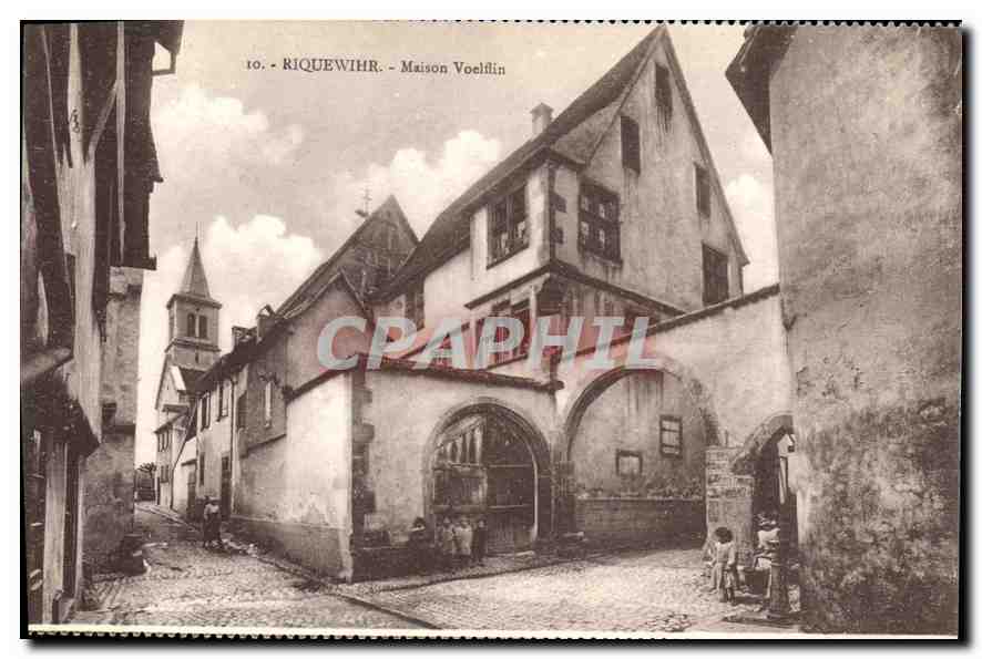 Riquewihr - Maison Voellin — vue de la rue avec église en arrière-plan