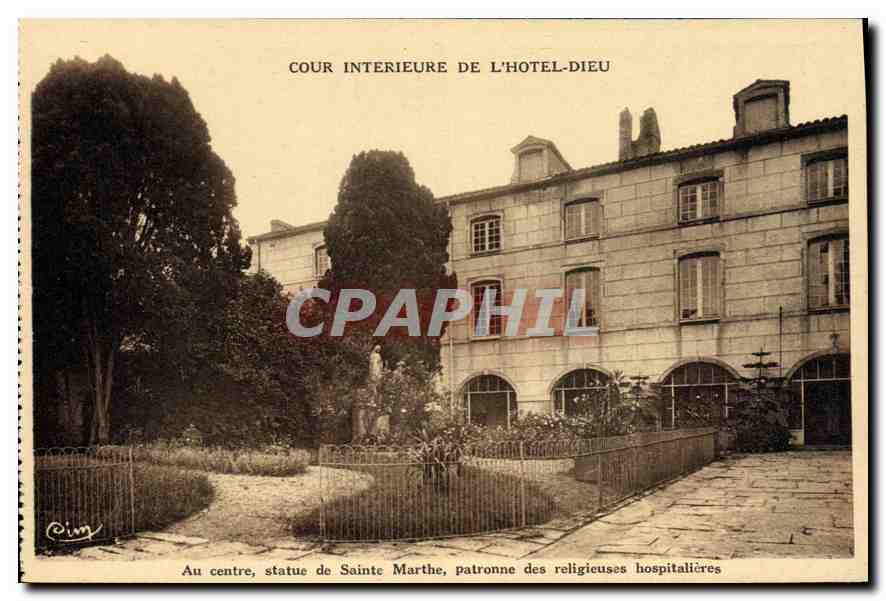 CPA Cour Interieure de L'Hotel dieu Au centre statue de Sainte Marthe patronne des religieuses hospi