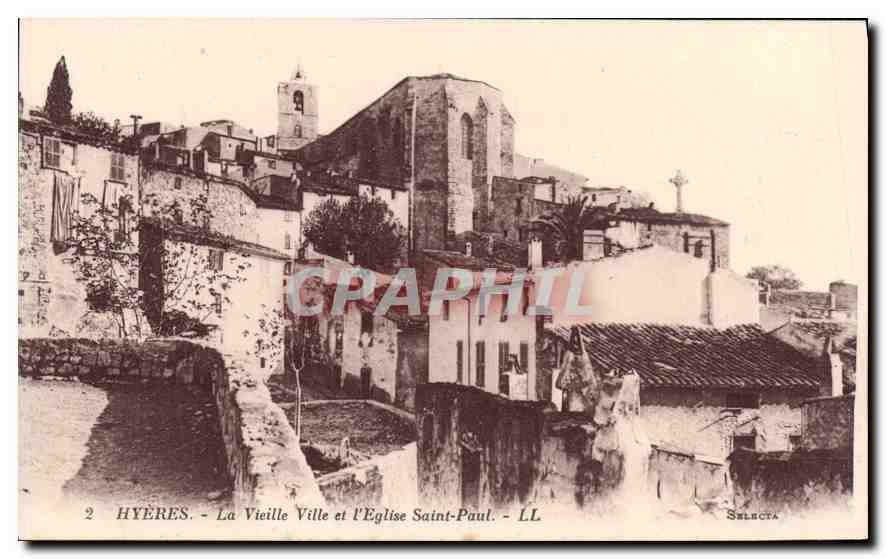 CPA Hyeres La vieille Ville et l'Eglise Saint Paul 