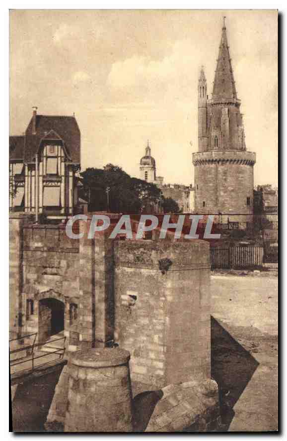 CPA La Rochelle Tour de la Lanterne et Porte des Deux Moulins 