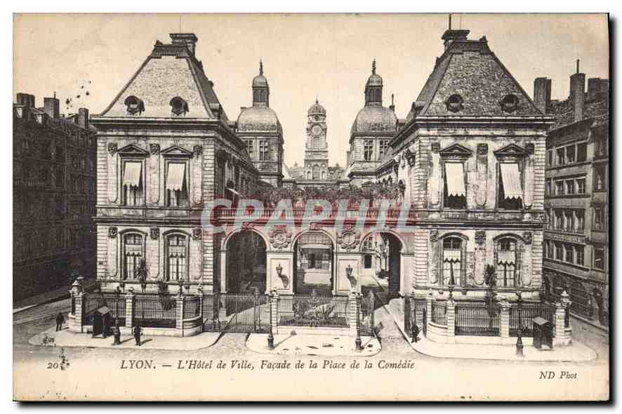 CPA Lyon L'Hotel de Villle Facade de la Place de la Comedie 
