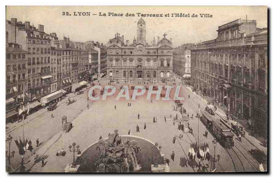 LYON — La Place des Terreaux et l'Hôtel de Ville — Éditeur C. Lartière, n°32