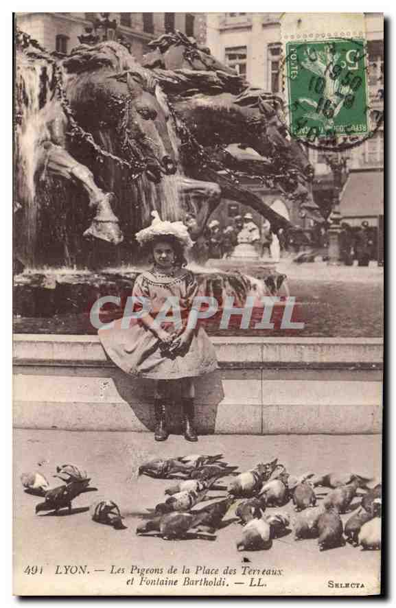 LYON — Les Pigeons de la Place des Terreaux et Fontaine Bartholdi — Selecta
