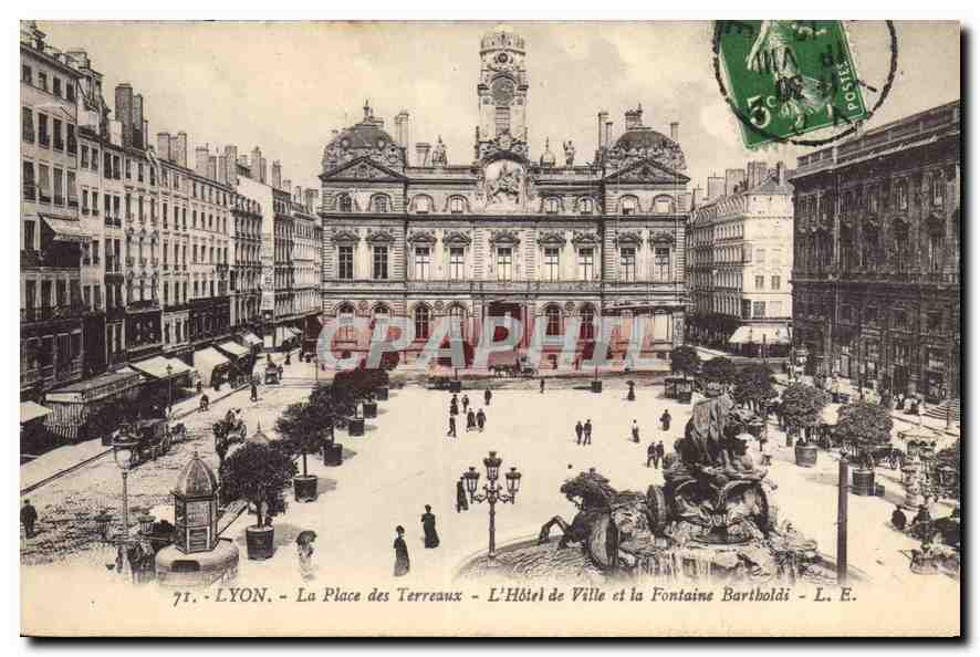 LYON - La Place des Terreaux - L'Hôtel de Ville et la Fontaine Bartholdi - L. E.