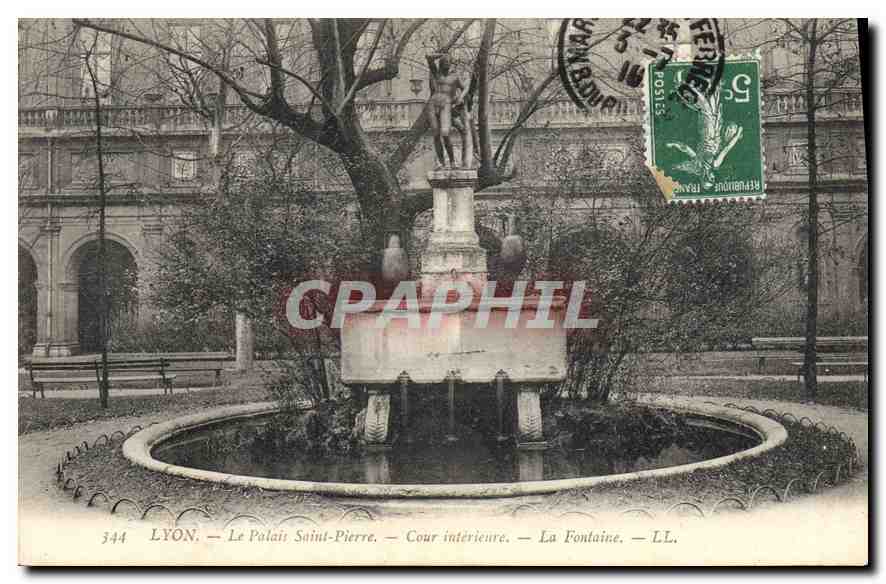 CPA Lyon Le Palais Saint Pierre Cour interieure La Fontaine 