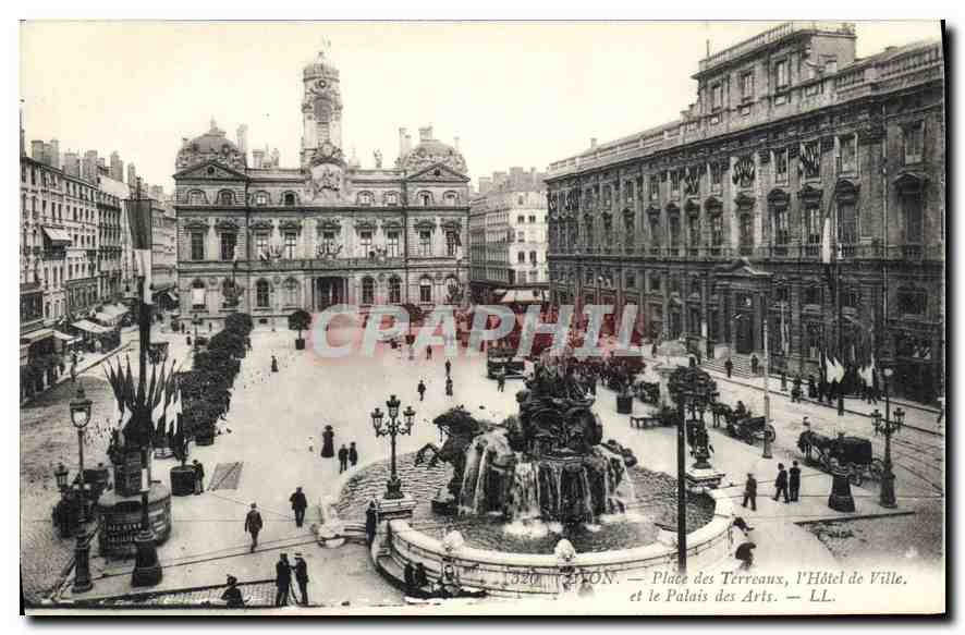 CPA Lyon Place des Terreaux L'Hotel de Ville et le Palais des Arts 
