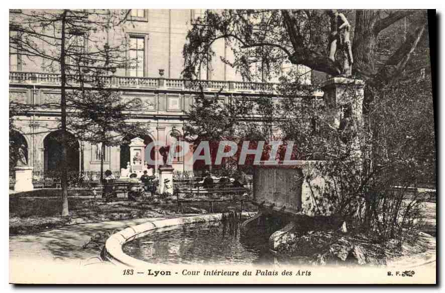 CPA Lyon Cour inteieur du Palais des Arts