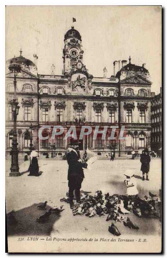 CPA Lyon Les Pigeons apprivoises de la Place des Terreaux