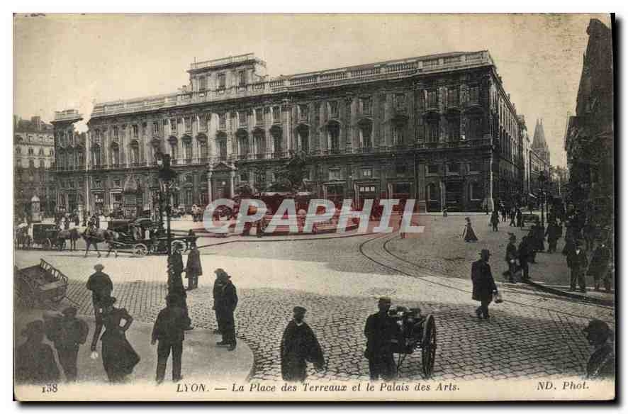 CPA Lyon La Place des Terreaux et le Palais des Arts