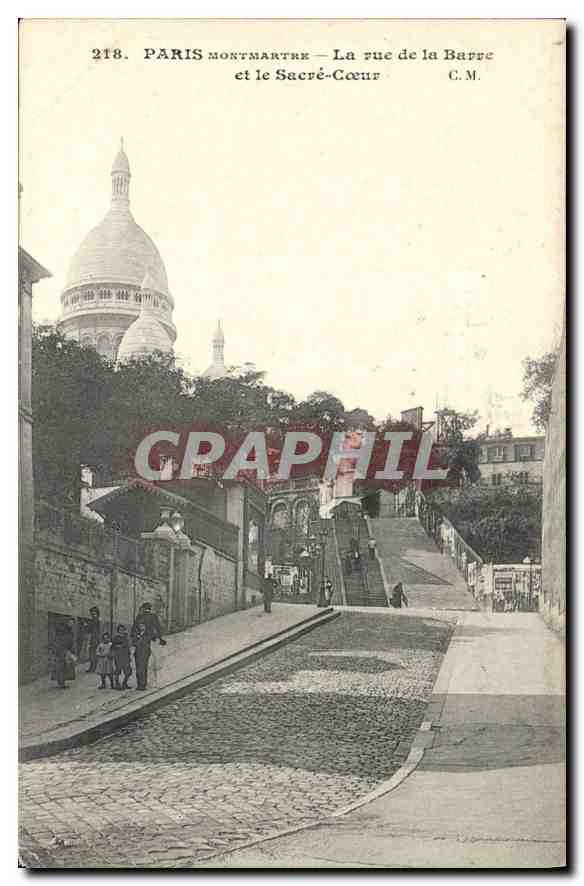 CPA Paris Montmartre La rue de la Barre et le Sacre Coeur