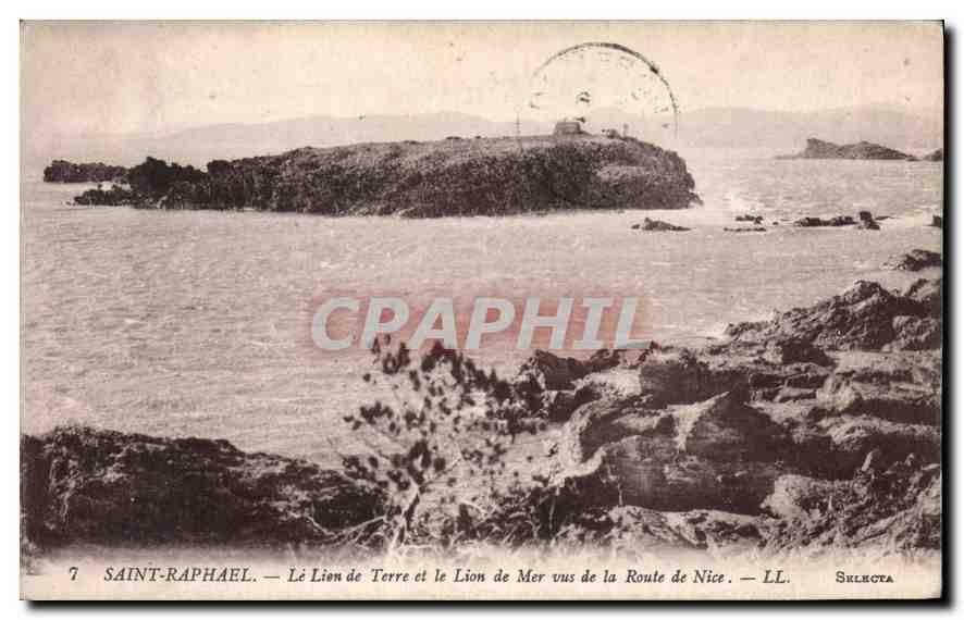 CPA Saint Raphael le Lion de Terre et le Lion de Mer vus de la route de Nice 