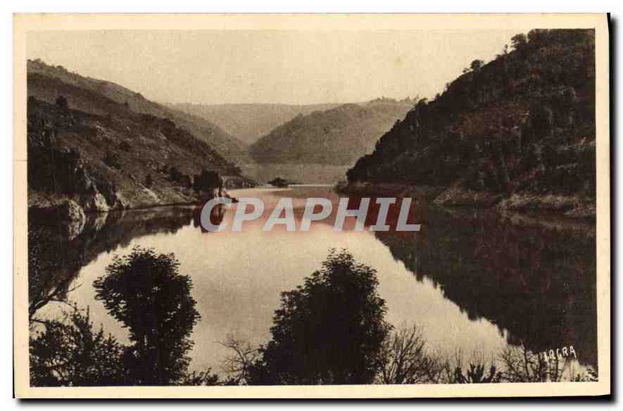 CPA Vallee de la Truyere Cantal Barrage de Sarrans en amont de Treboul un des Bassins forme par une 