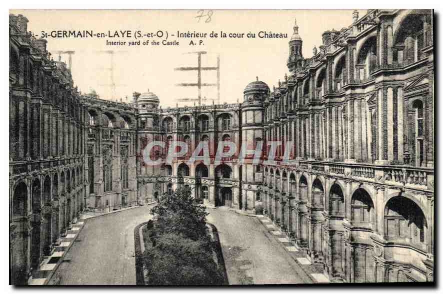 CPA Saint Germain en Laye S et O Interieur de la cour du Chateau 
