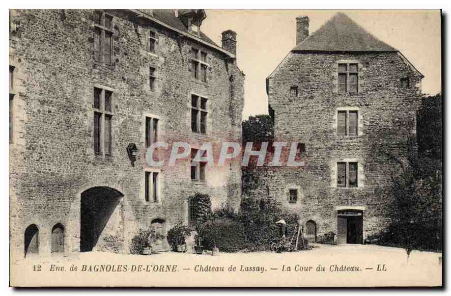 CPA Env de Bagnoles de l'Orne Chateau de Lassay Le Cour du Chateau 