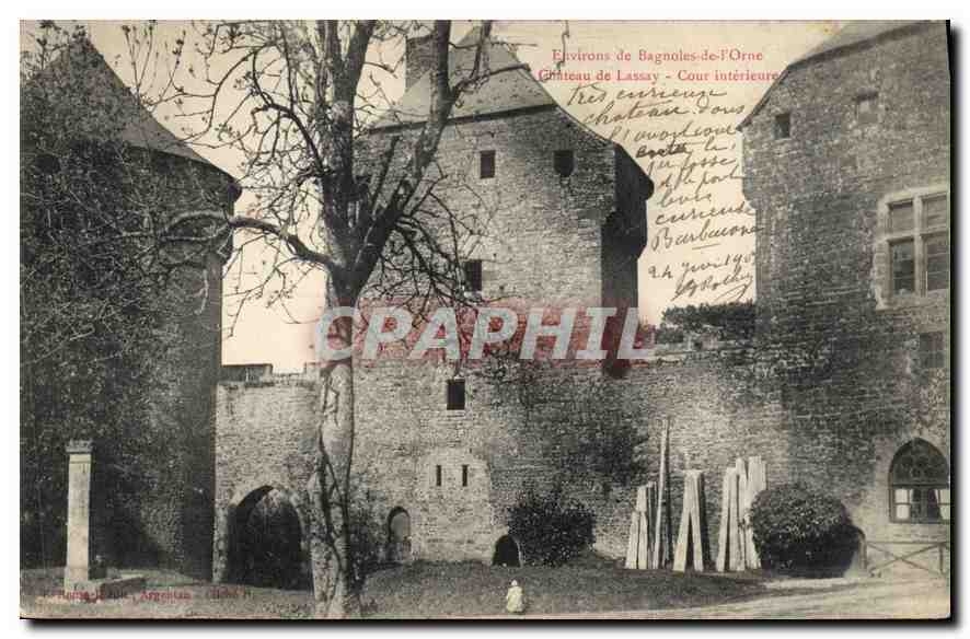 CPA Environs de Bagnoles de l'Orne Chateau de Lassay Cour interieure 