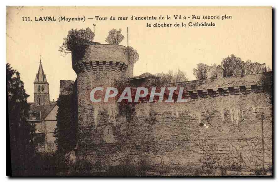 Laval (Mayenne) — Mauer der Stadtmauer — Im Hintergrund der Turm der Kathedrale