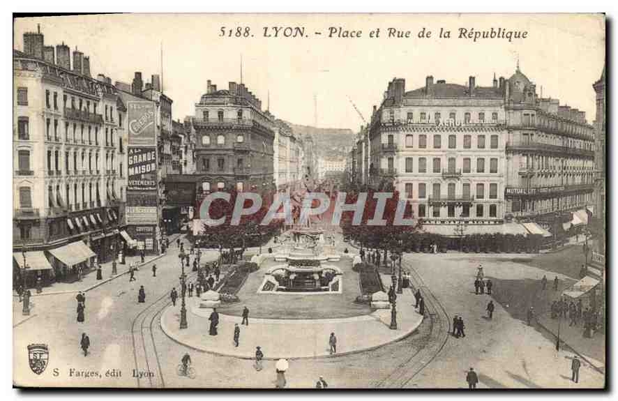 CPA Lyon place et rue de la Republique 
