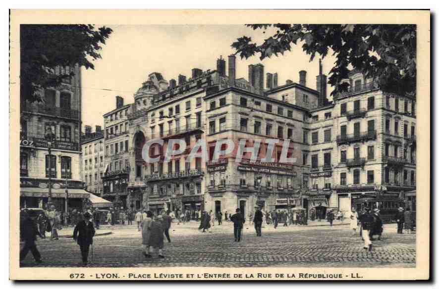 CPA Lyon place Leviste et l'entree de la rue de la Republique 
