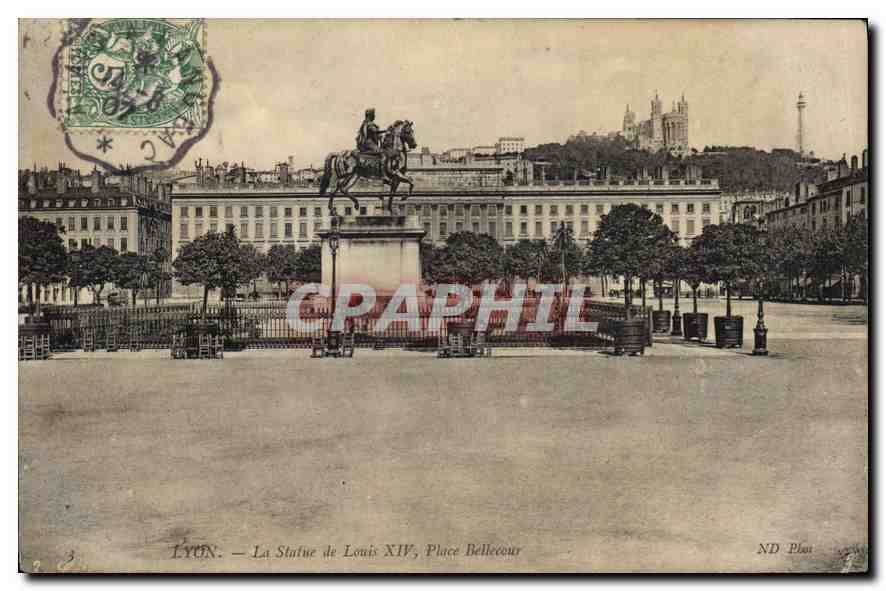 CPA Lyon statue de Louis XIV place Bellecour 