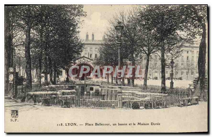 LYON — Place Bellecour, un bassin et la Maison Dorée — S.F. n°118