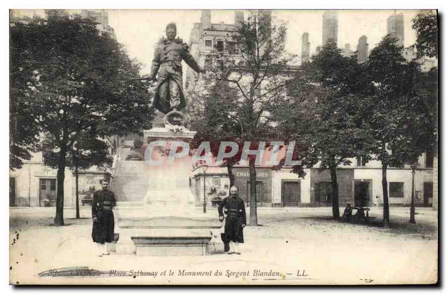 CPA Lyon Place Sathanay et le monument du Sergent Blandan 