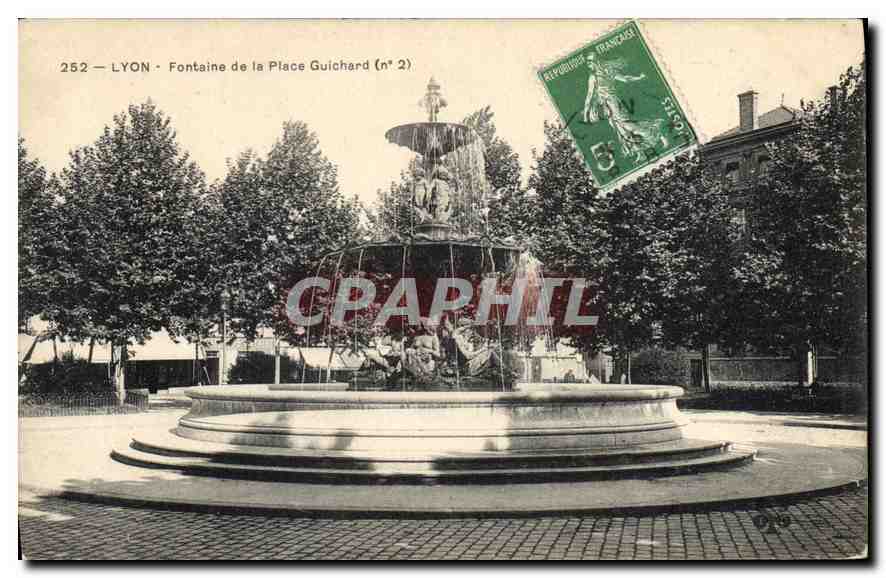 CPA Lyon Fontaine de la Place Guichard 