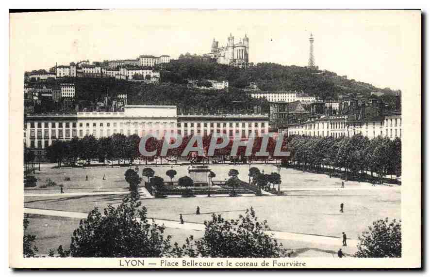CPA Lyon Place Bellecour et le coteau de Fourviere 