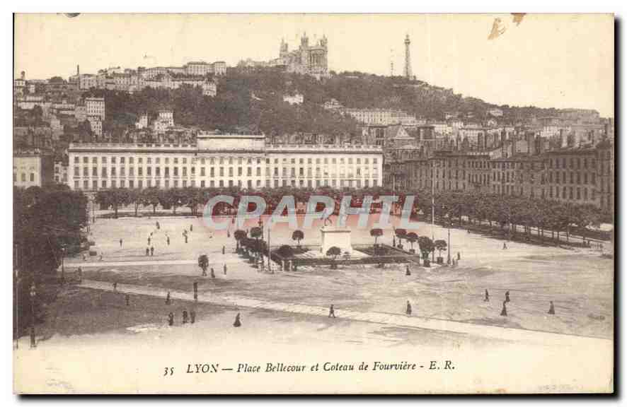 CPA Lyon Place Bellecour et Coteau de Fourviere 
