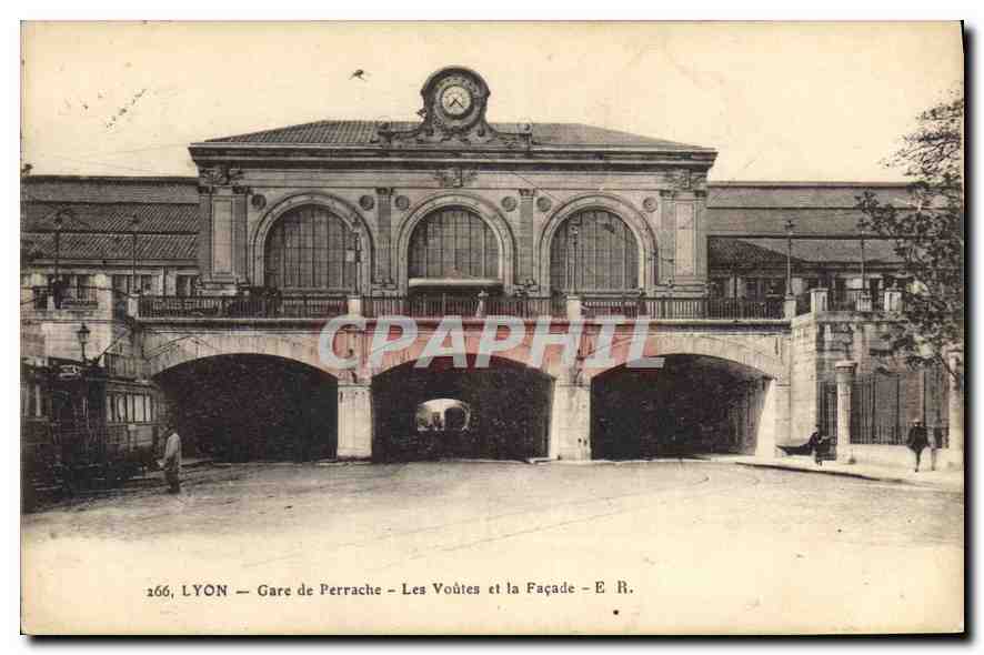 CPA Lyon Gare de Oerrache Les Voutes et la Facade 