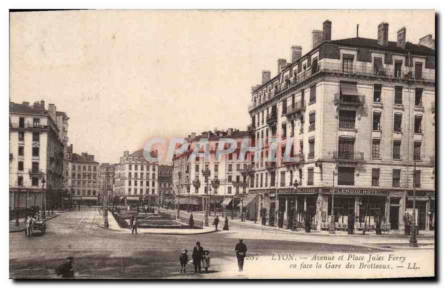 CPA Lyon Avenue et Place Jules Ferry 