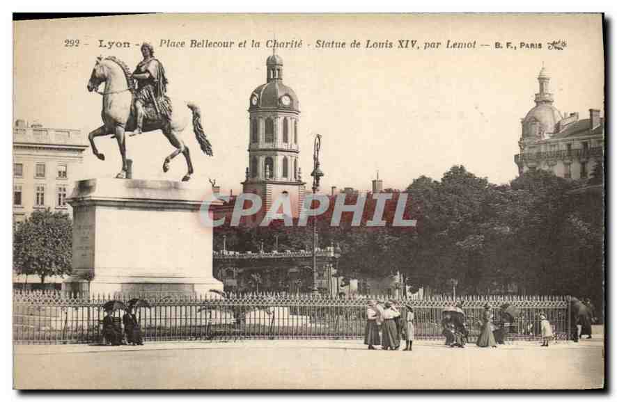 CPA Lyon Place Bellecour et la Charite Statue de Louis XIV 