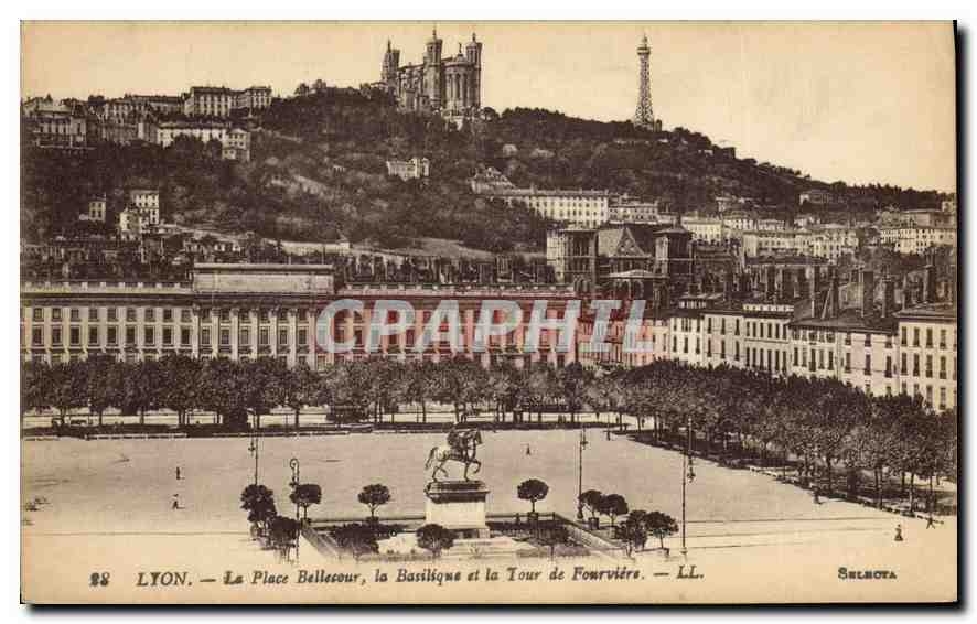 CPA Lyon La Place Bellecour La Basilique et la Tour de Fourviere 