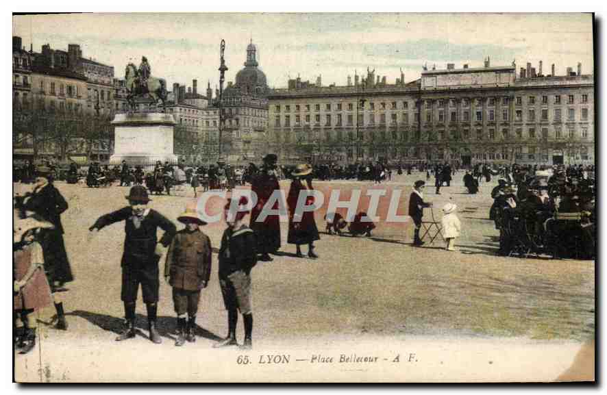 CPA Lyon Place Bellecour Enfants