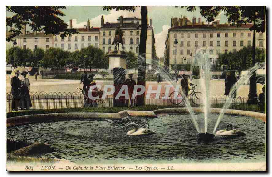 CPA Lyon Un coin de la Place Bellecour Les Cygnes 