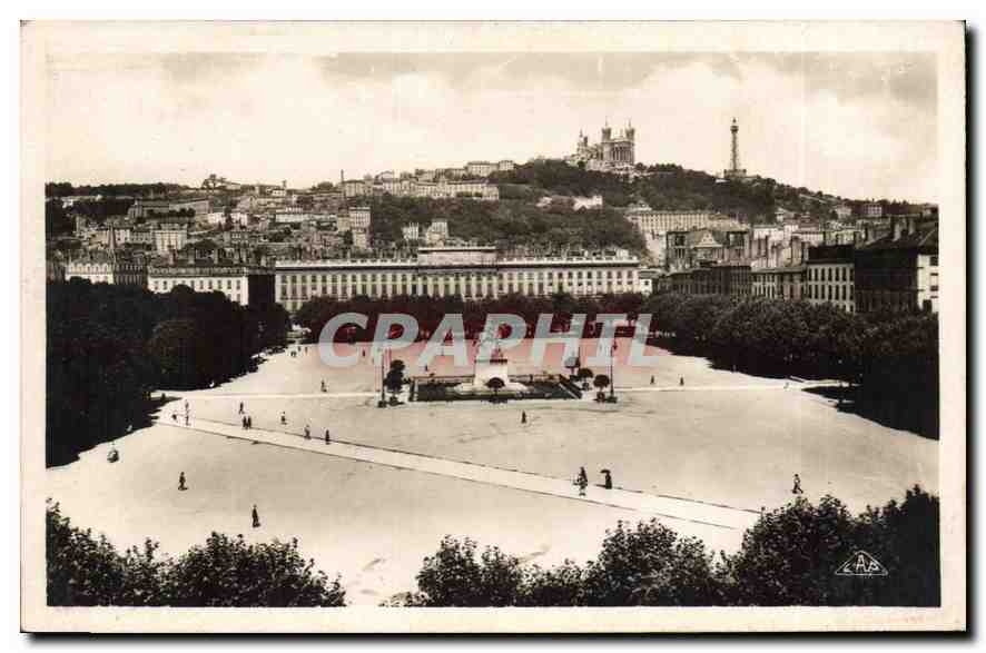 CPA Lyon Place Bellecour et coteau de Fourviere 
