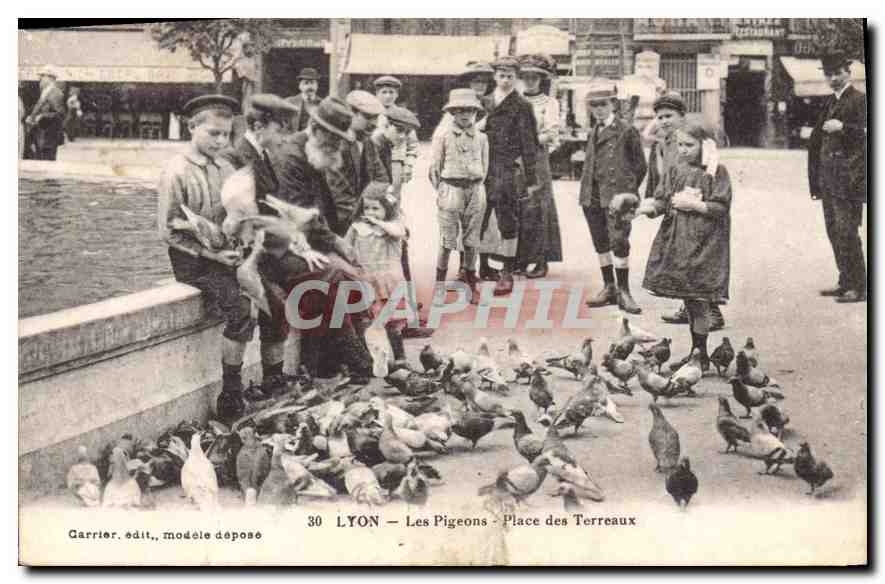 LYON — Les Pigeons — Place des Terreaux — Garrier, édit., modèle déposé