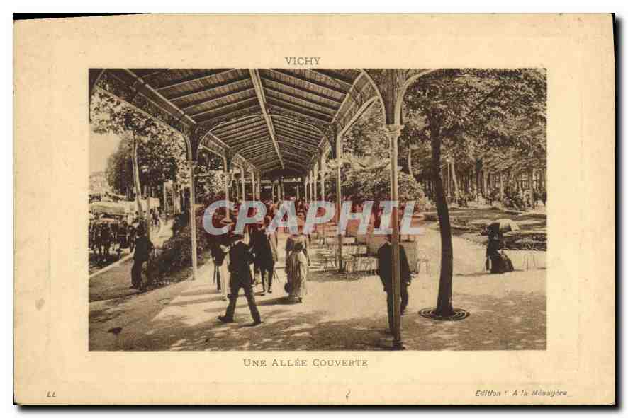 CPA Vichy Une Allee Couverte