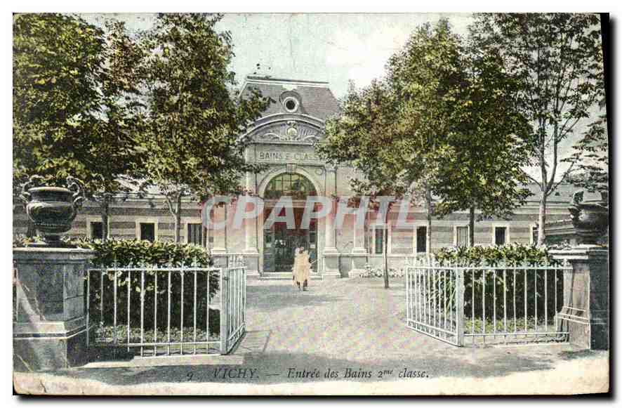 CPA Vichy Entree des Bains 2me Classe
