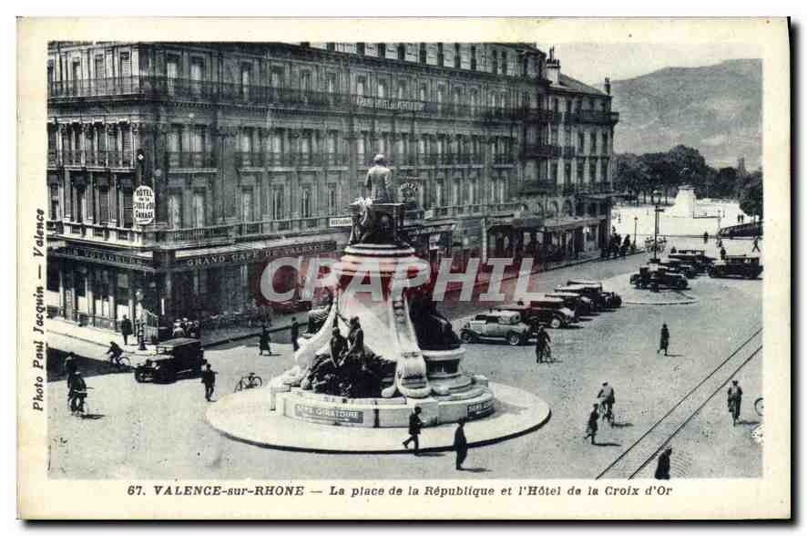 Valence-sur-Rhône — La place de la République et l'Hôtel de la Croix d'Or — Photo Paul Jacquín